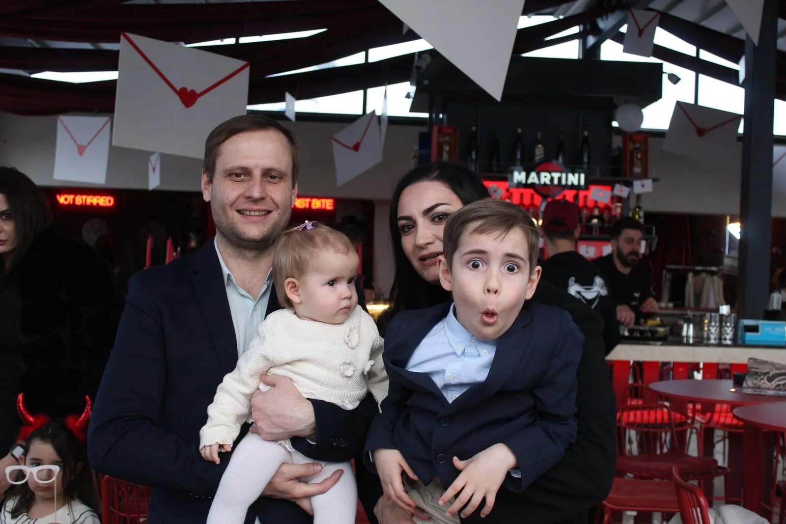 Invitați fotografiați în cabina foto la un eveniment