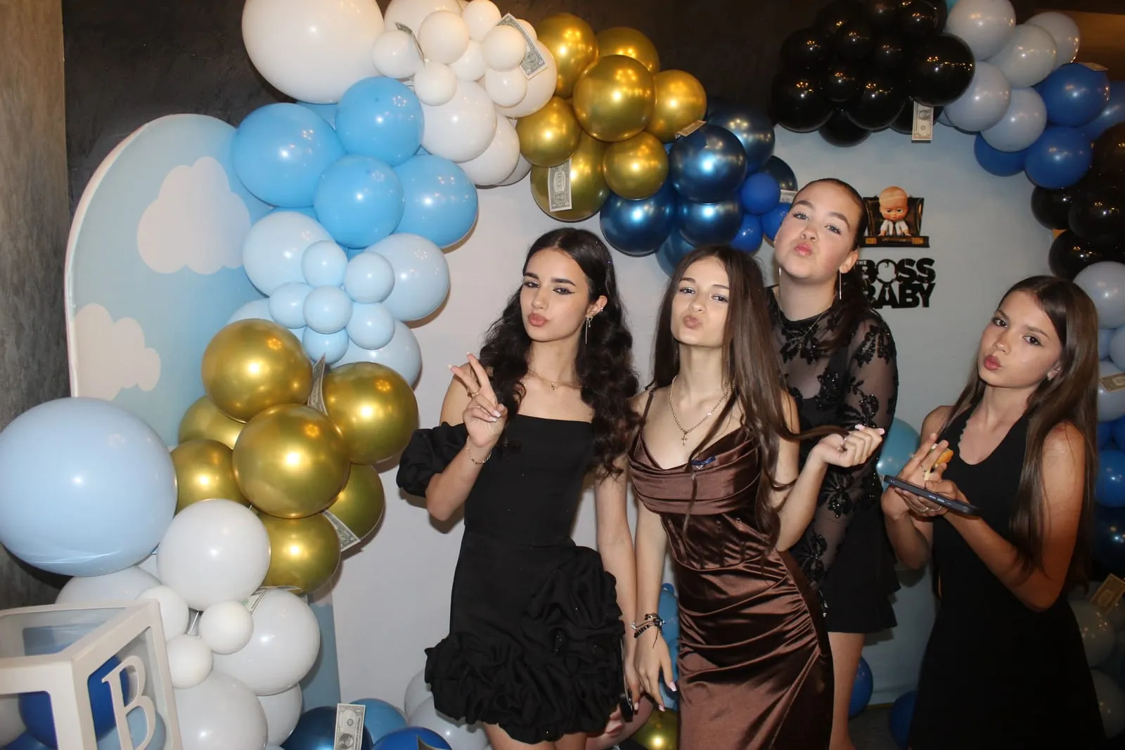 Invitați fotografiați în cabina foto la un eveniment