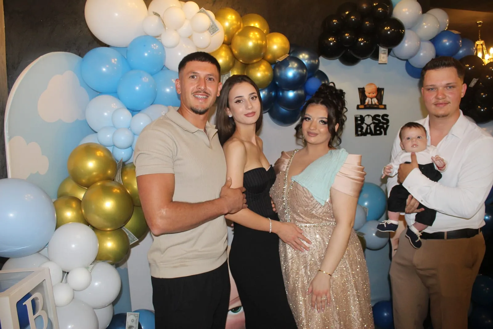 Invitați fotografiați în cabina foto la un eveniment