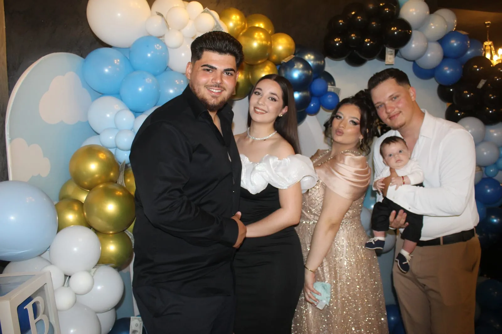 Invitați fotografiați în cabina foto la un eveniment