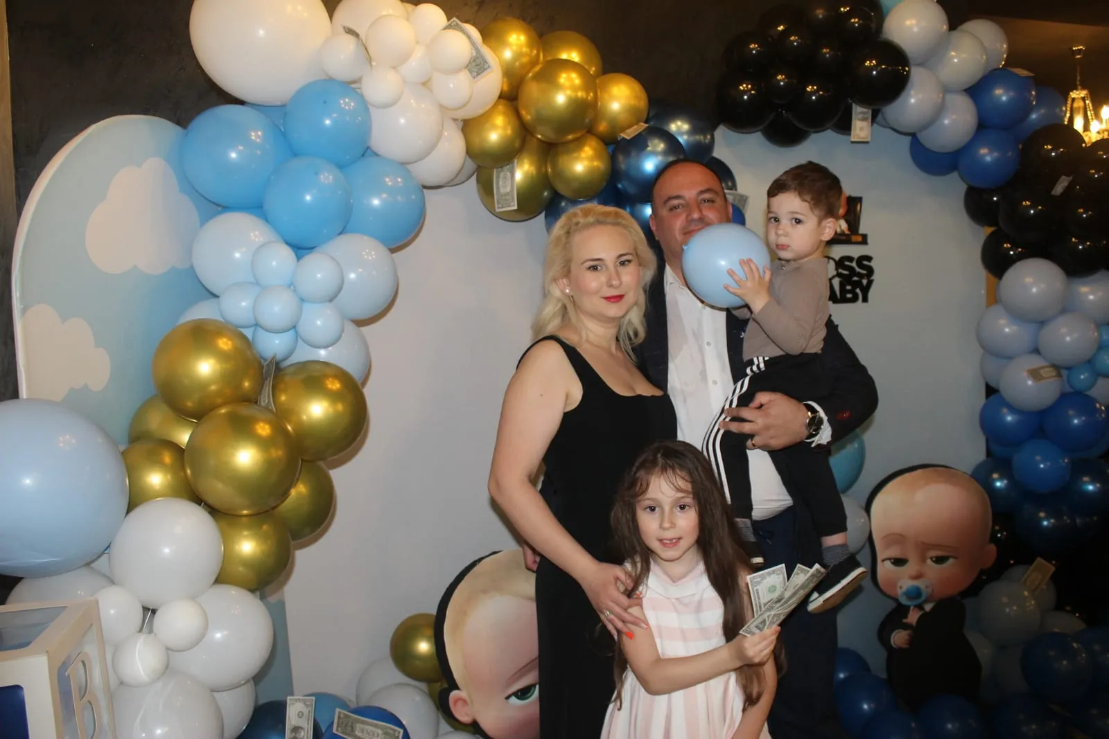 Invitați fotografiați în cabina foto la un eveniment