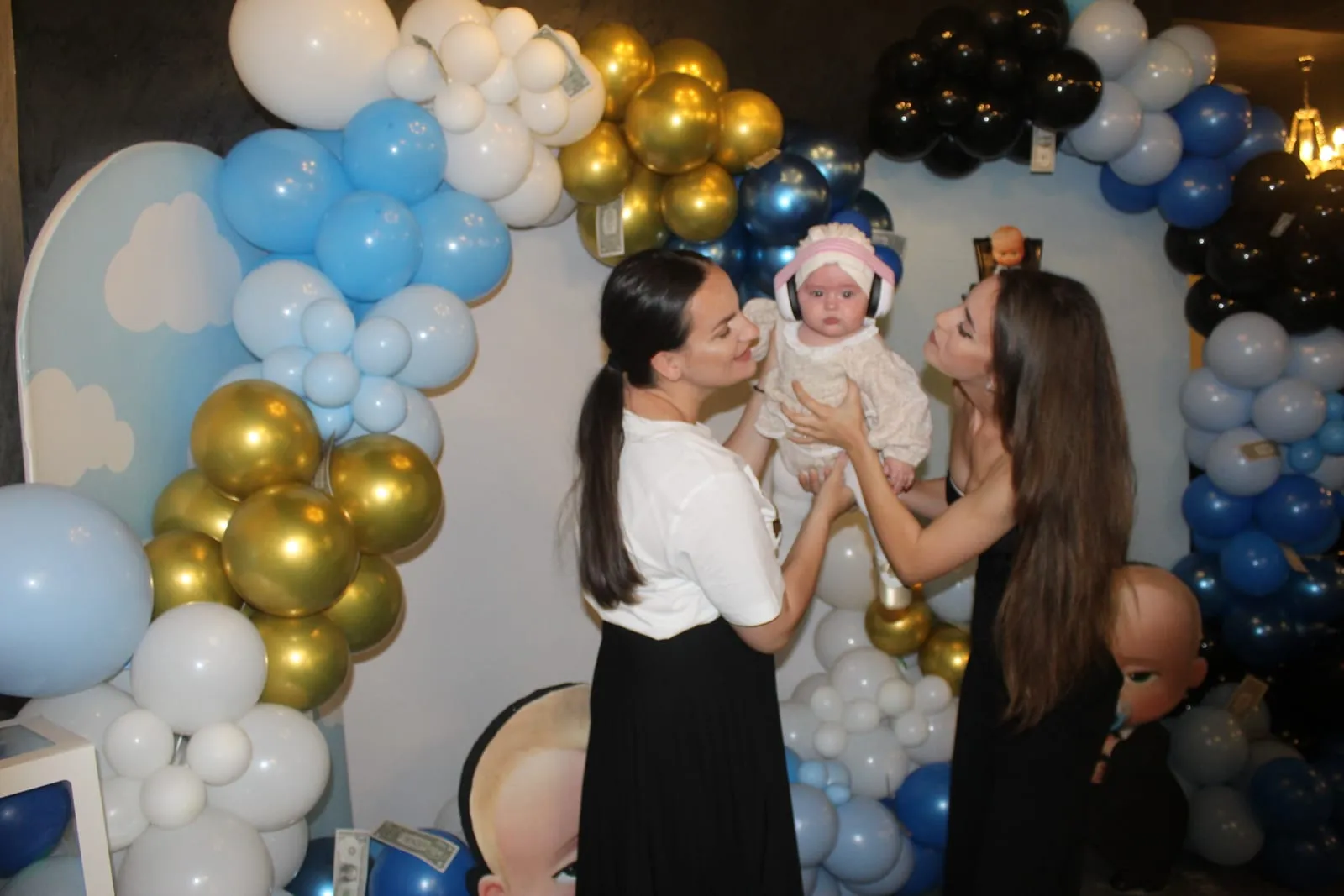 Invitați fotografiați în cabina foto la un eveniment