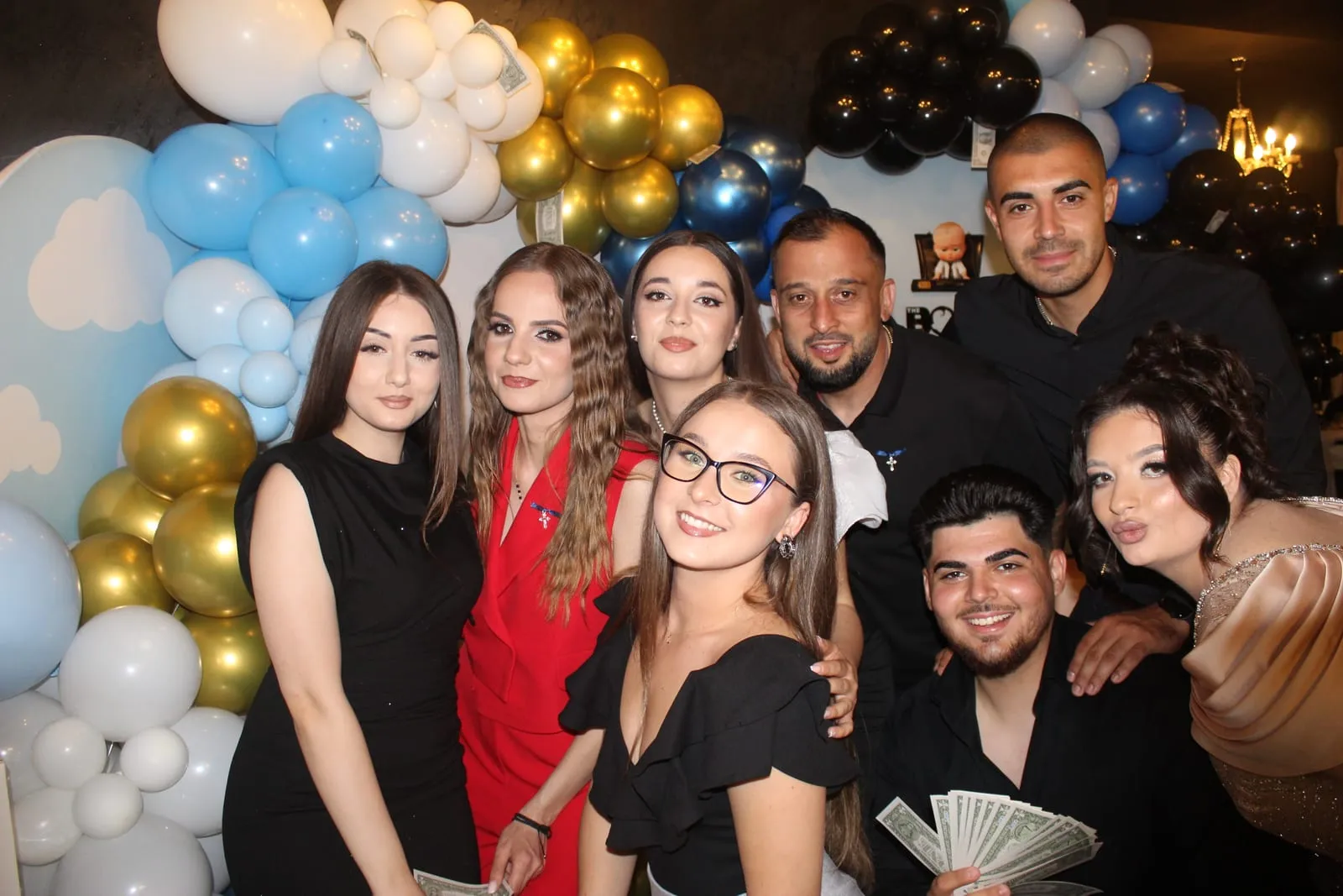 Invitați fotografiați în cabina foto la un eveniment