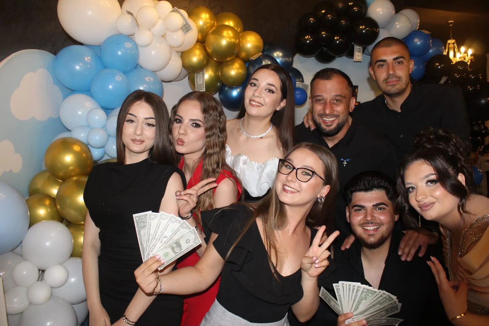 Invitați fotografiați în cabina foto la un eveniment