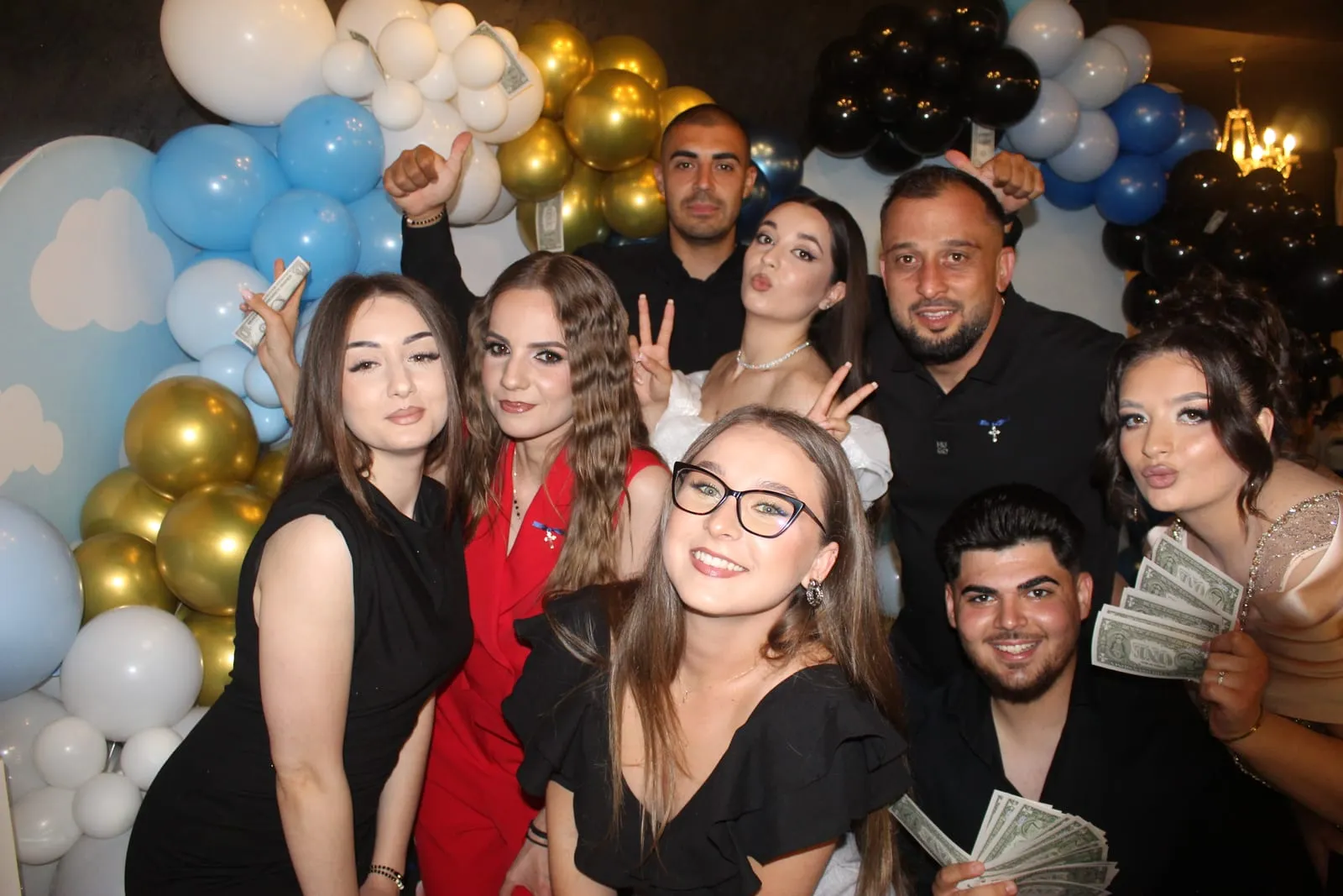 Invitați fotografiați în cabina foto la un eveniment