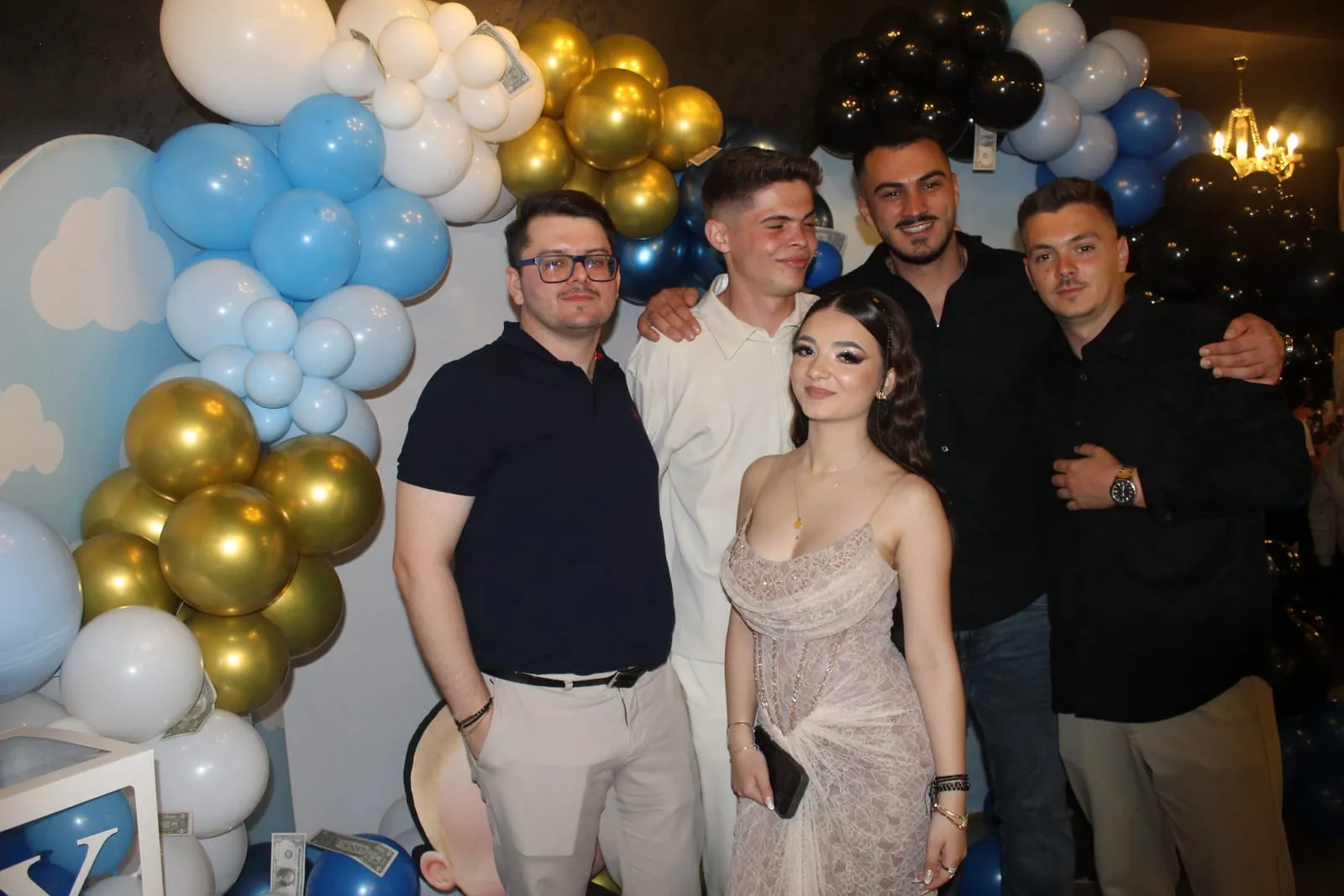 Invitați fotografiați în cabina foto la un eveniment