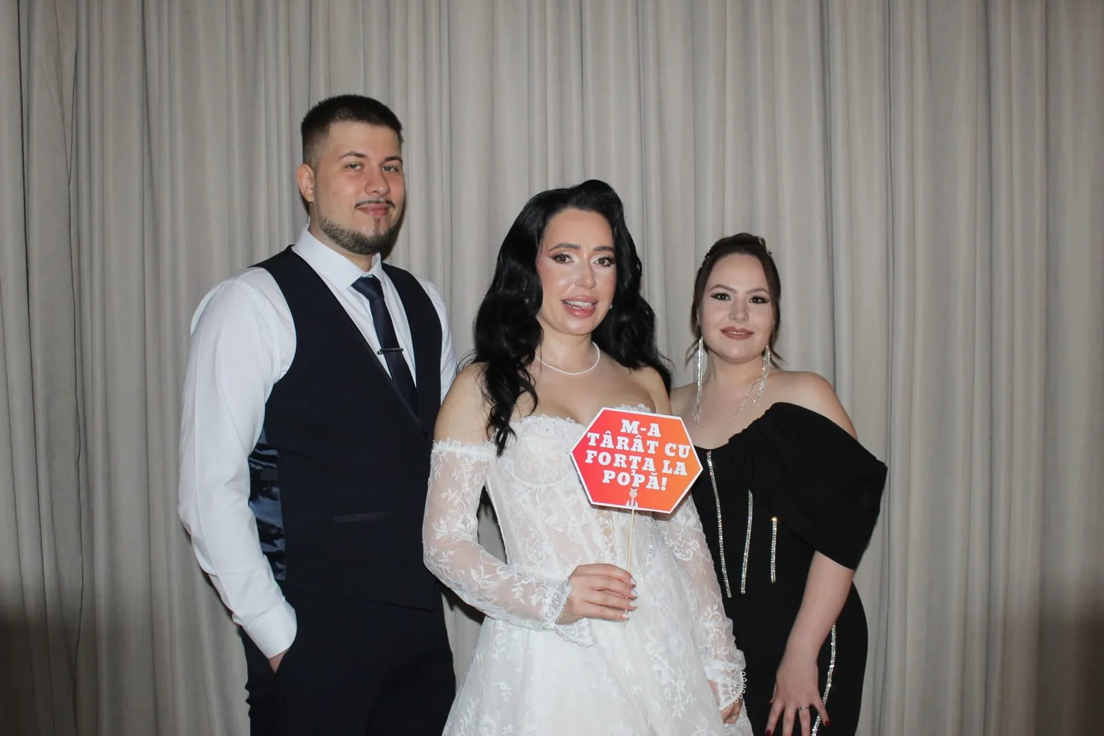 Invitați fotografiați în cabina foto la un eveniment