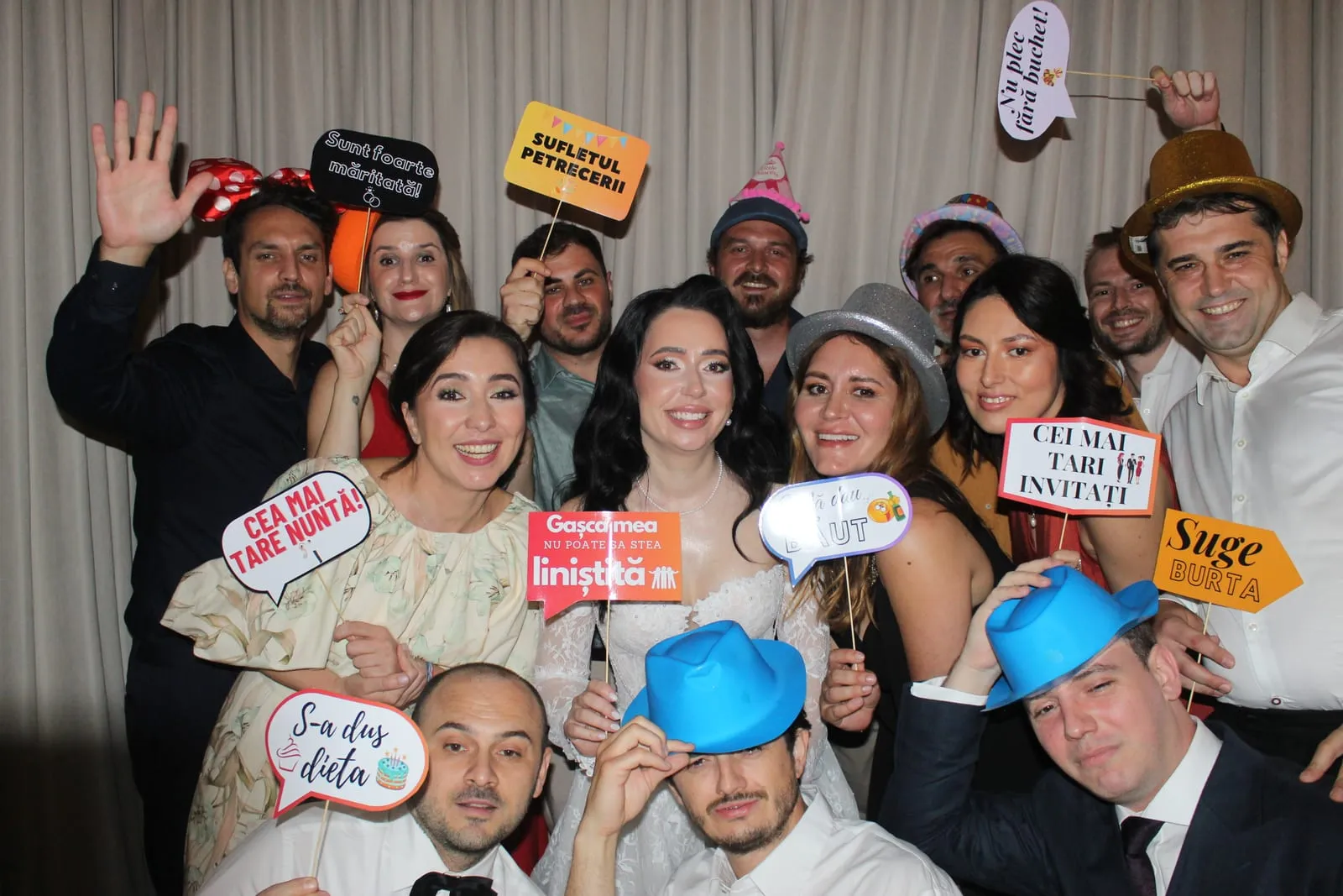 Invitați fotografiați în cabina foto la un eveniment