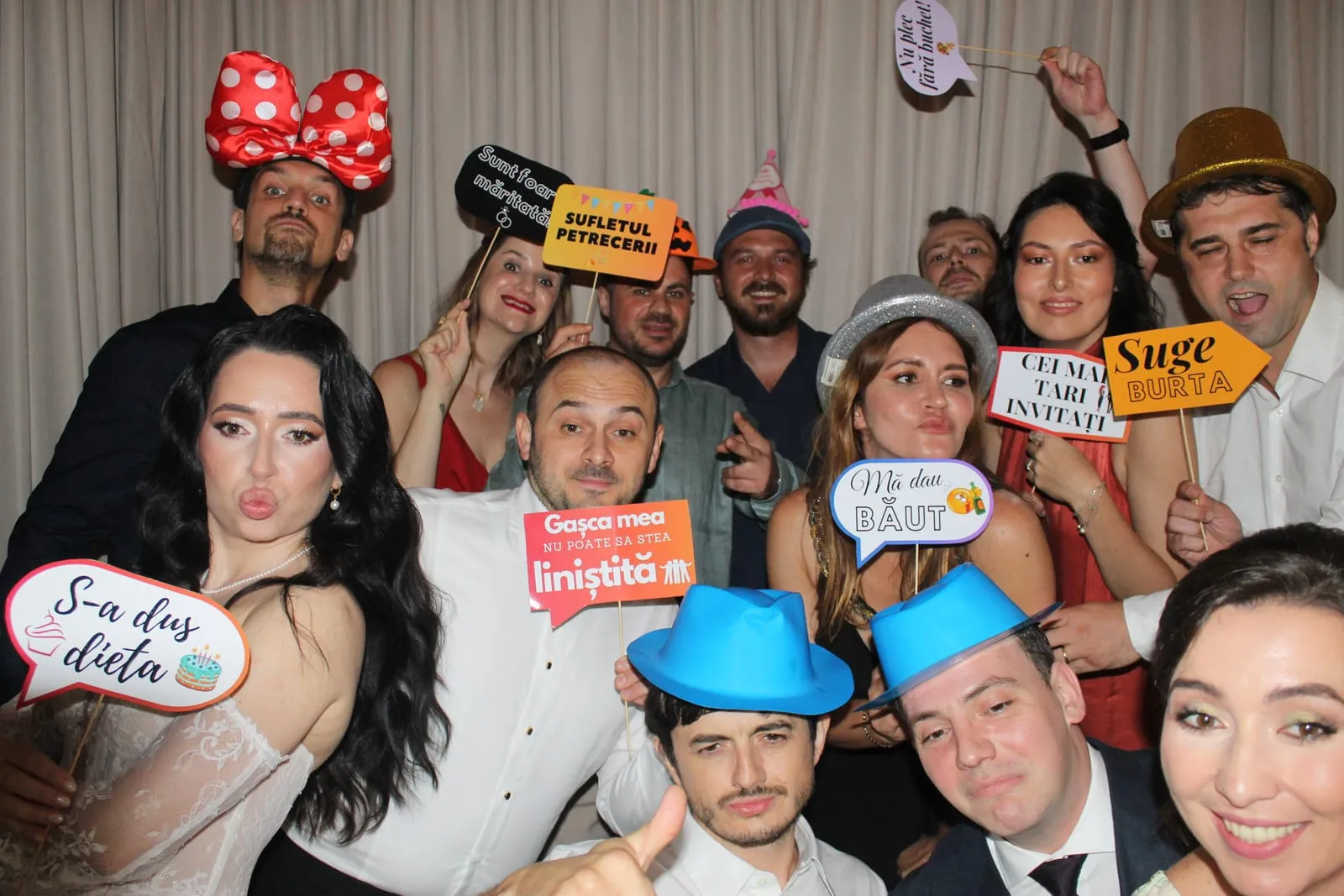 Invitați fotografiați în cabina foto la un eveniment