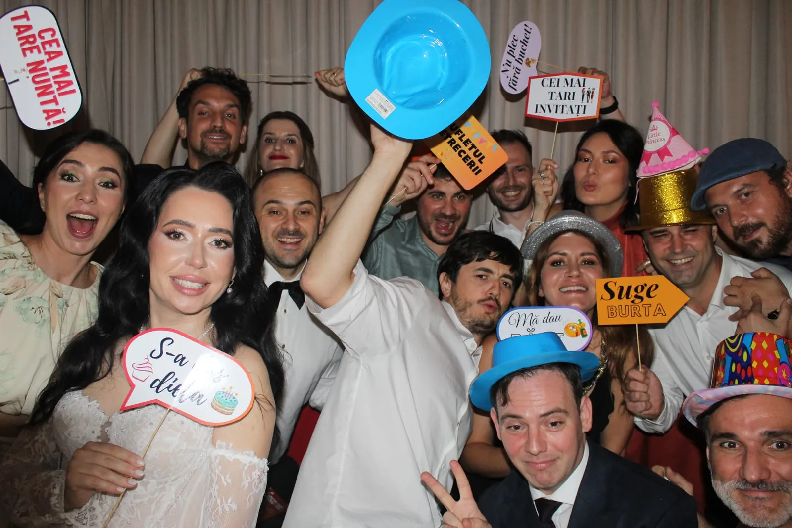 Invitați fotografiați în cabina foto la un eveniment