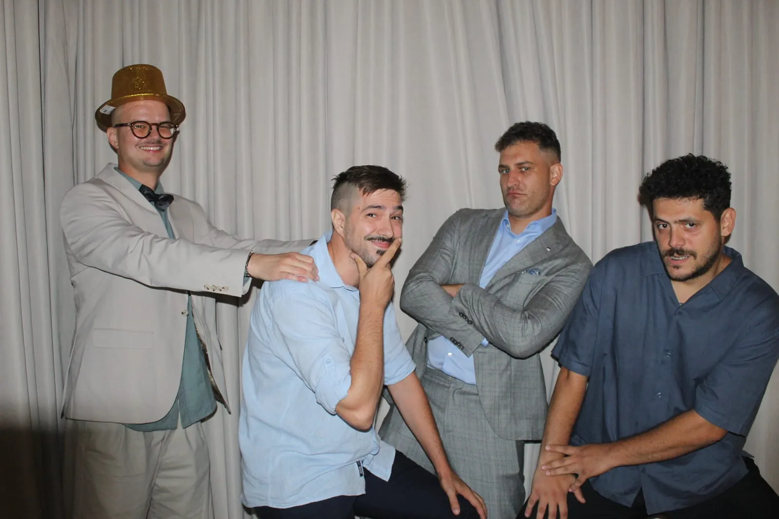Invitați fotografiați în cabina foto la un eveniment