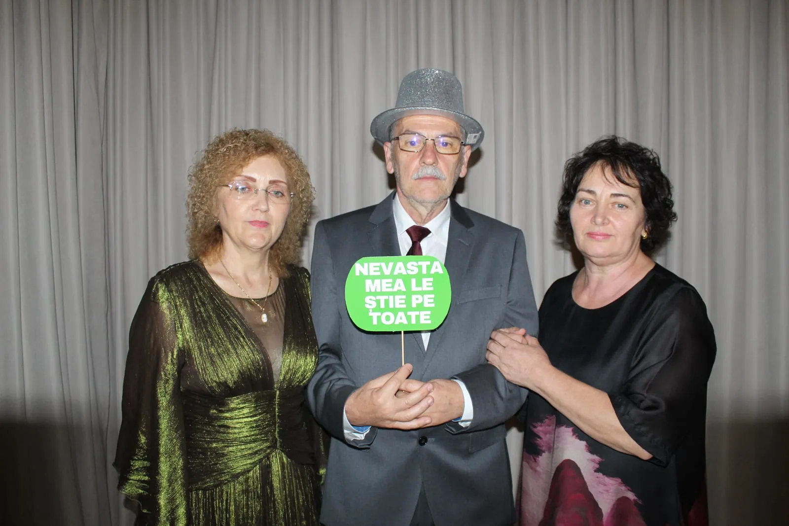 Invitați fotografiați în cabina foto la un eveniment