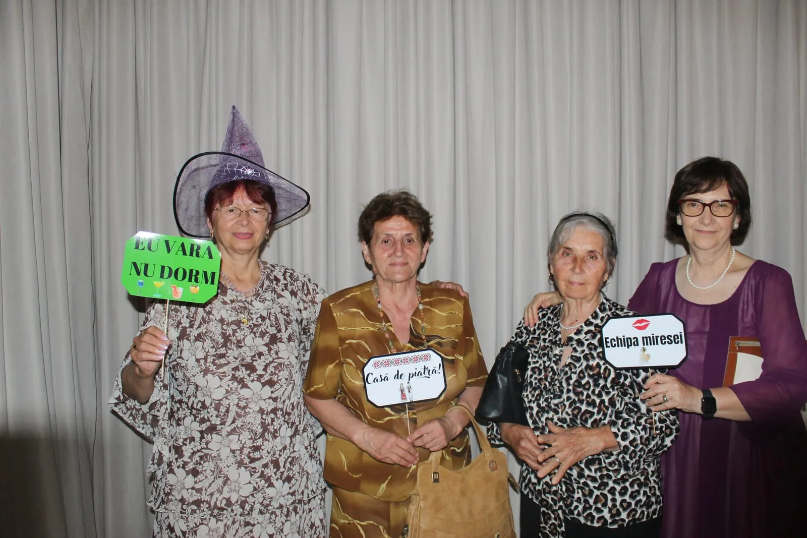 Invitați fotografiați în cabina foto la un eveniment