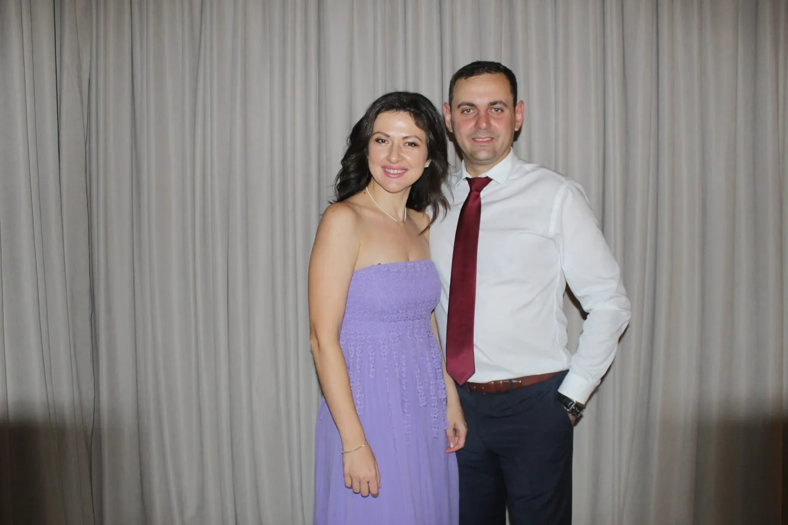 Invitați fotografiați în cabina foto la un eveniment