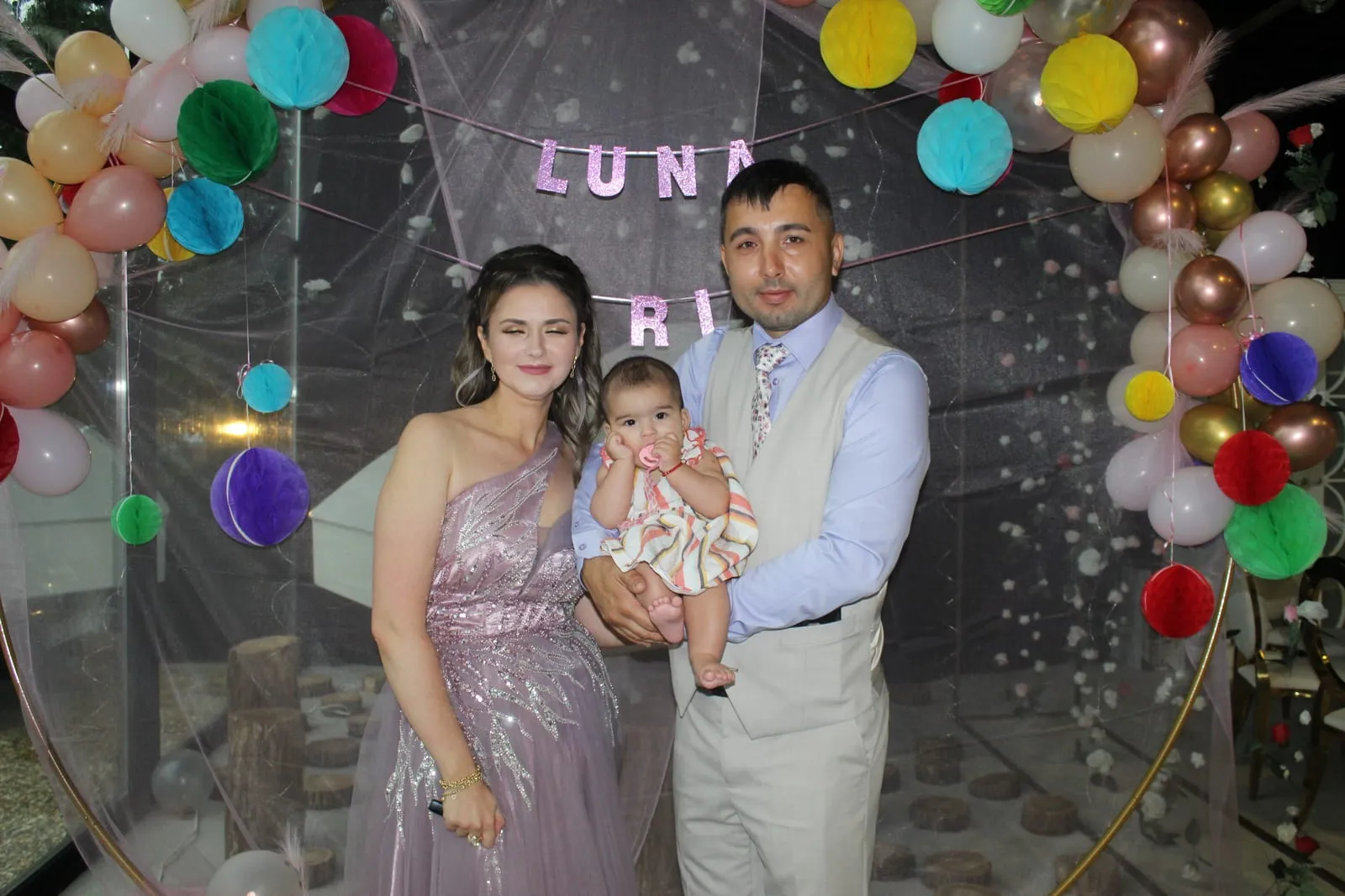 Invitați fotografiați în cabina foto la un eveniment