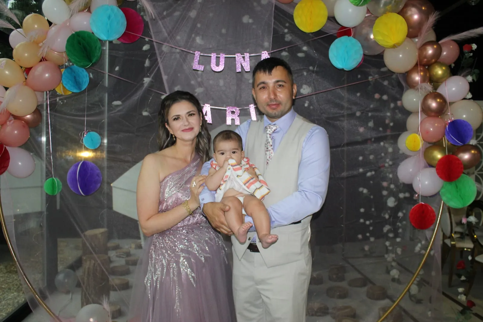 Invitați fotografiați în cabina foto la un eveniment