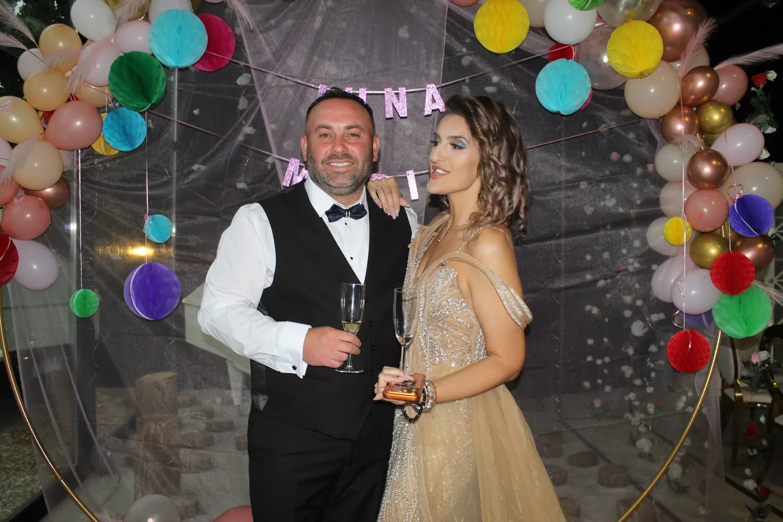 Invitați fotografiați în cabina foto la un eveniment