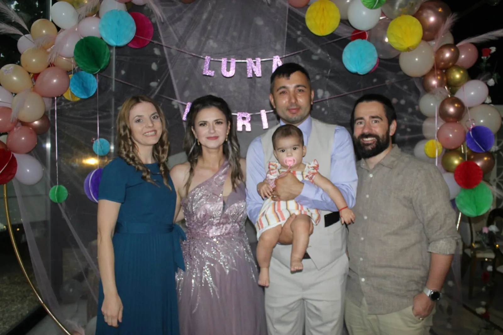 Invitați fotografiați în cabina foto la un eveniment