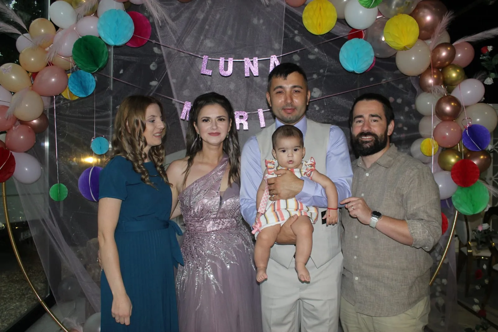 Invitați fotografiați în cabina foto la un eveniment