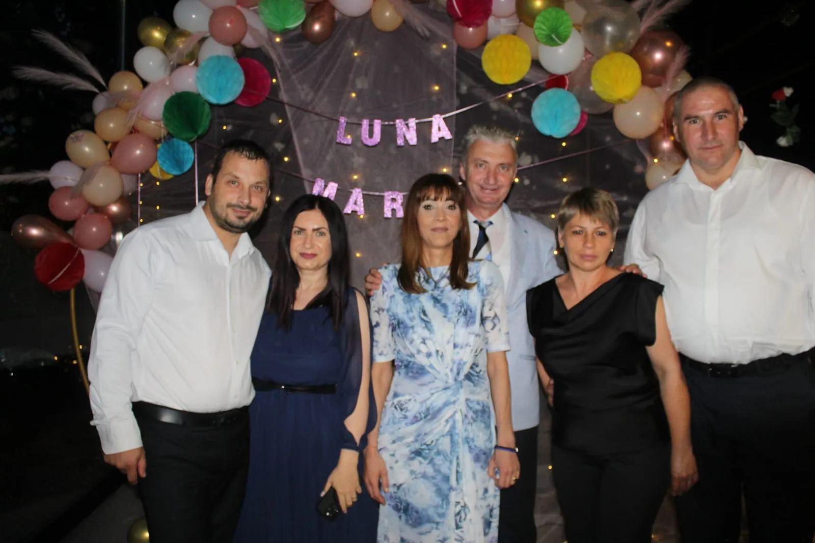 Invitați fotografiați în cabina foto la un eveniment