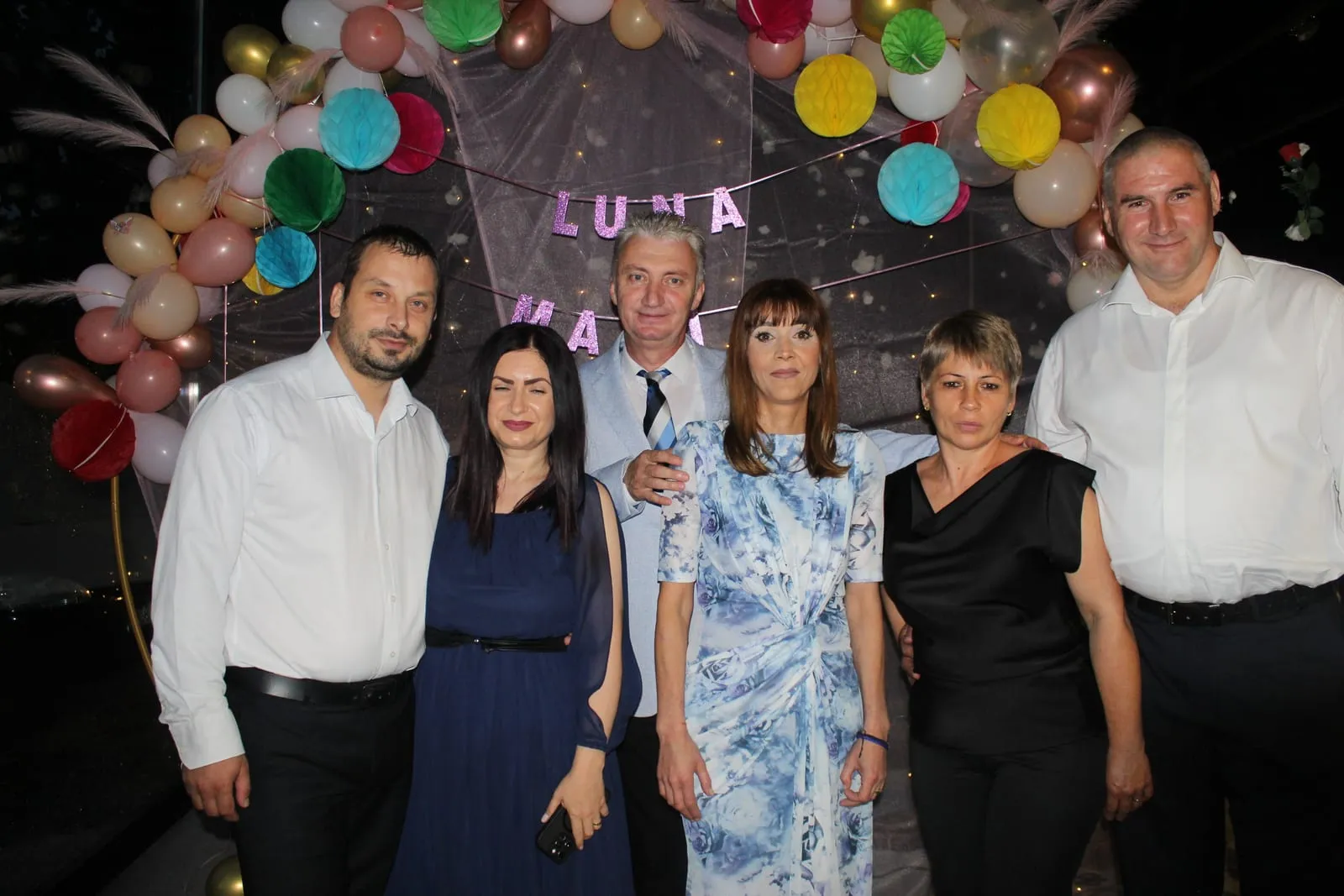 Invitați fotografiați în cabina foto la un eveniment