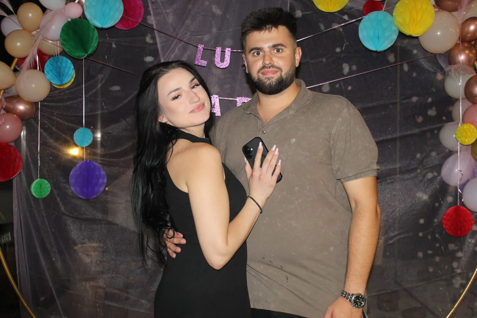 Invitați fotografiați în cabina foto la un eveniment