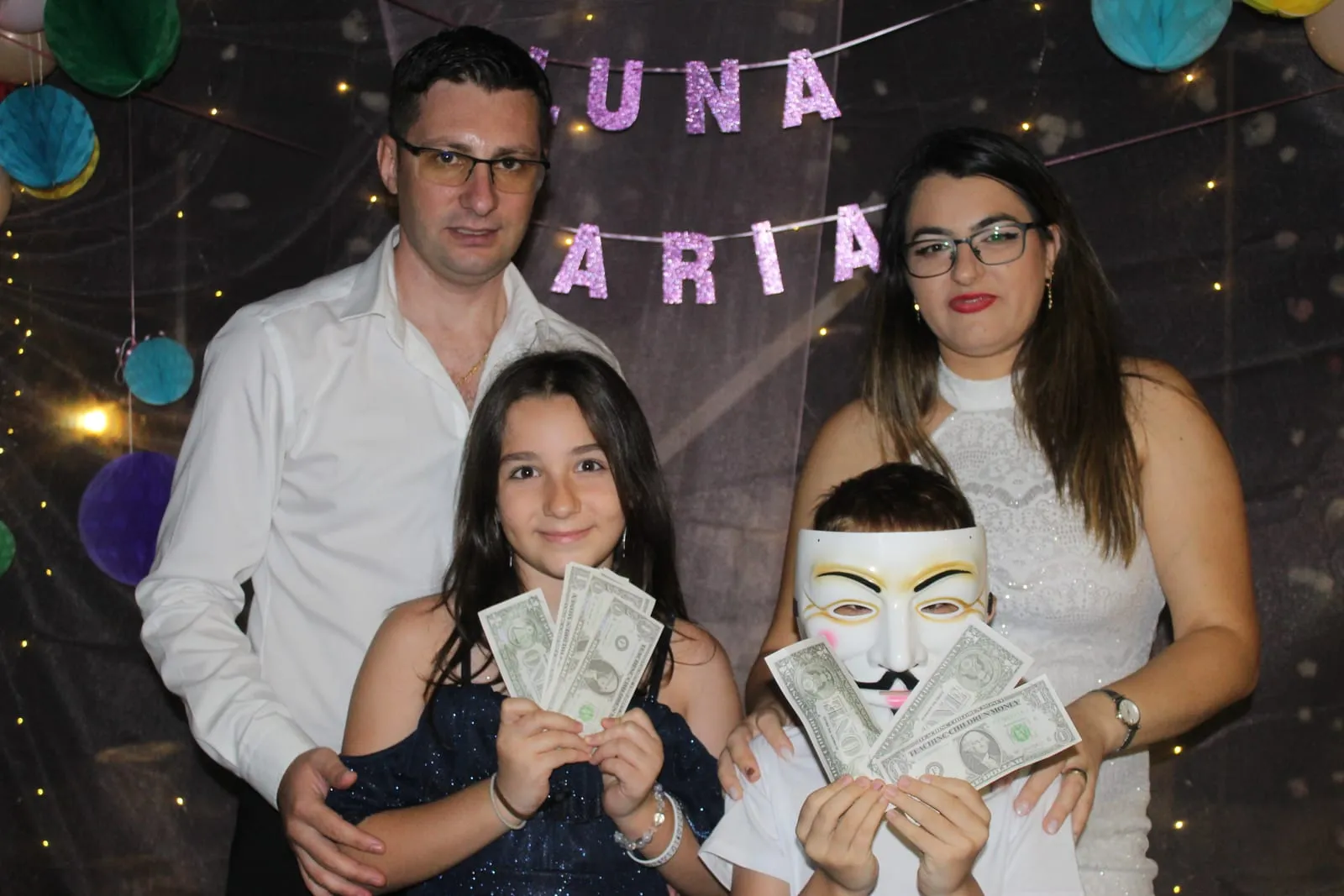 Invitați fotografiați în cabina foto la un eveniment