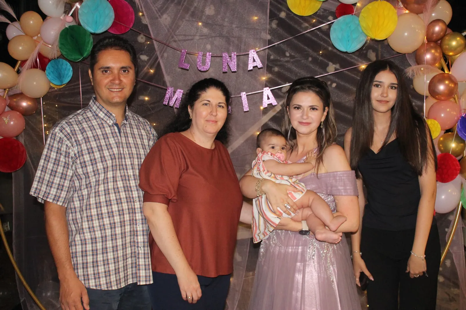 Invitați fotografiați în cabina foto la un eveniment