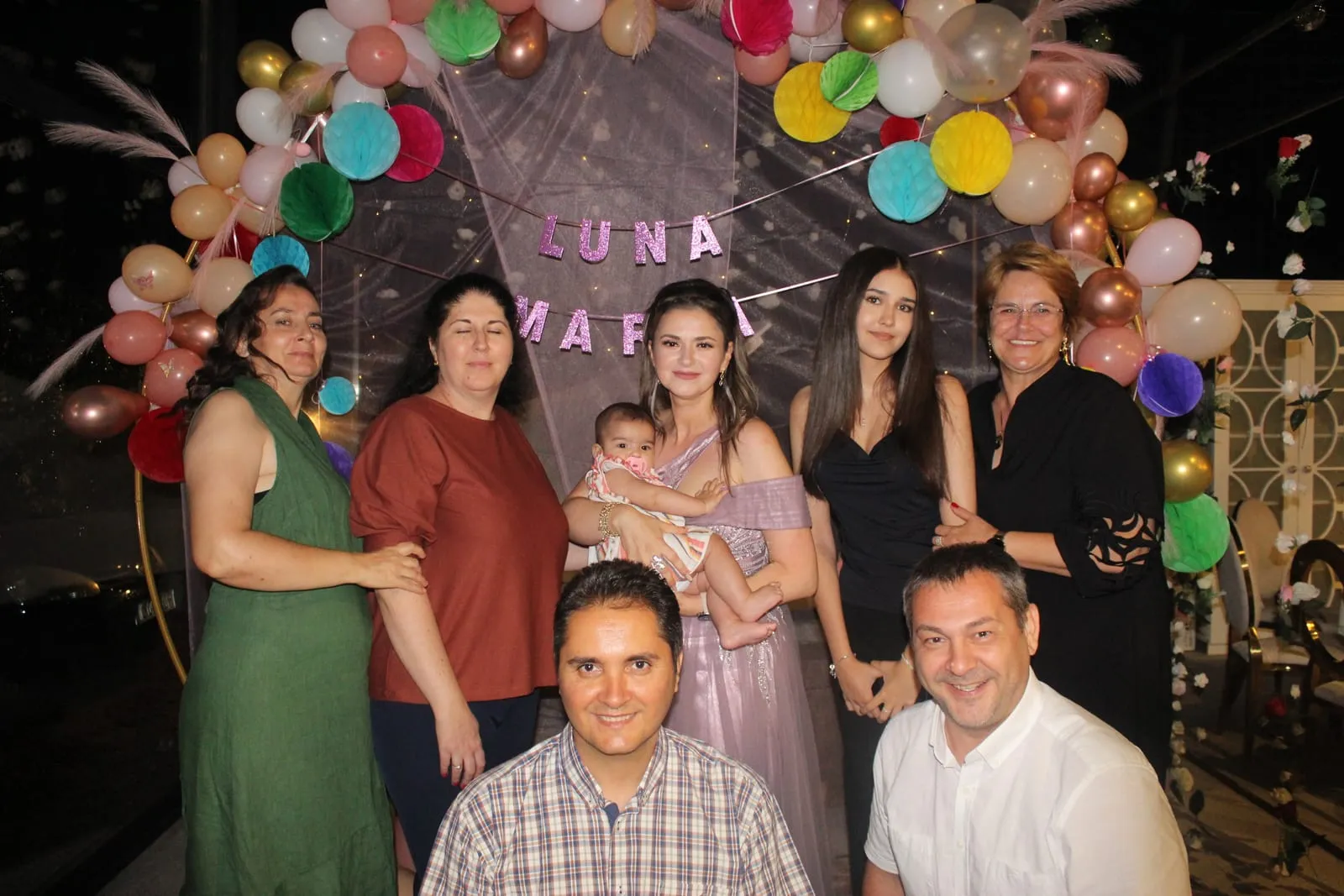 Invitați fotografiați în cabina foto la un eveniment