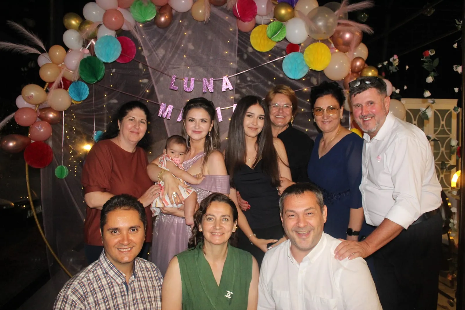 Invitați fotografiați în cabina foto la un eveniment