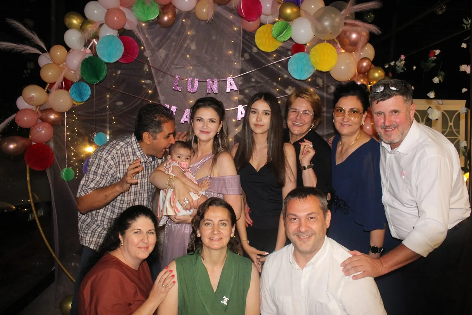 Invitați fotografiați în cabina foto la un eveniment