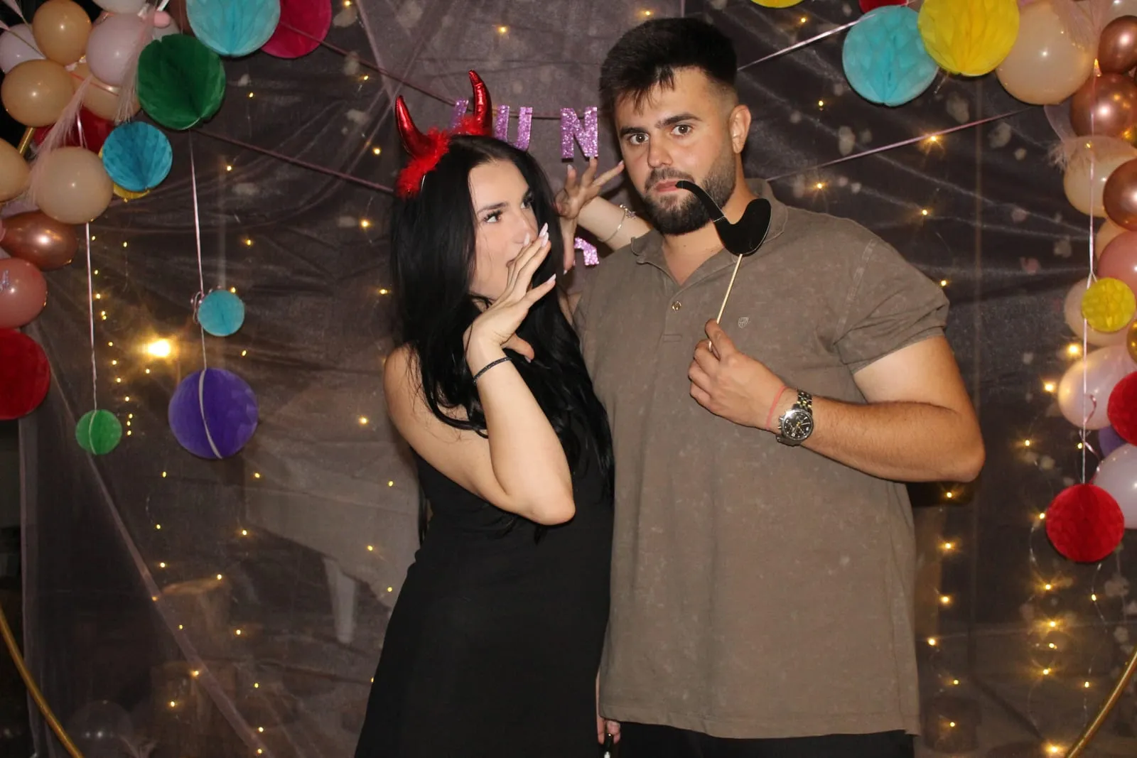 Invitați fotografiați în cabina foto la un eveniment