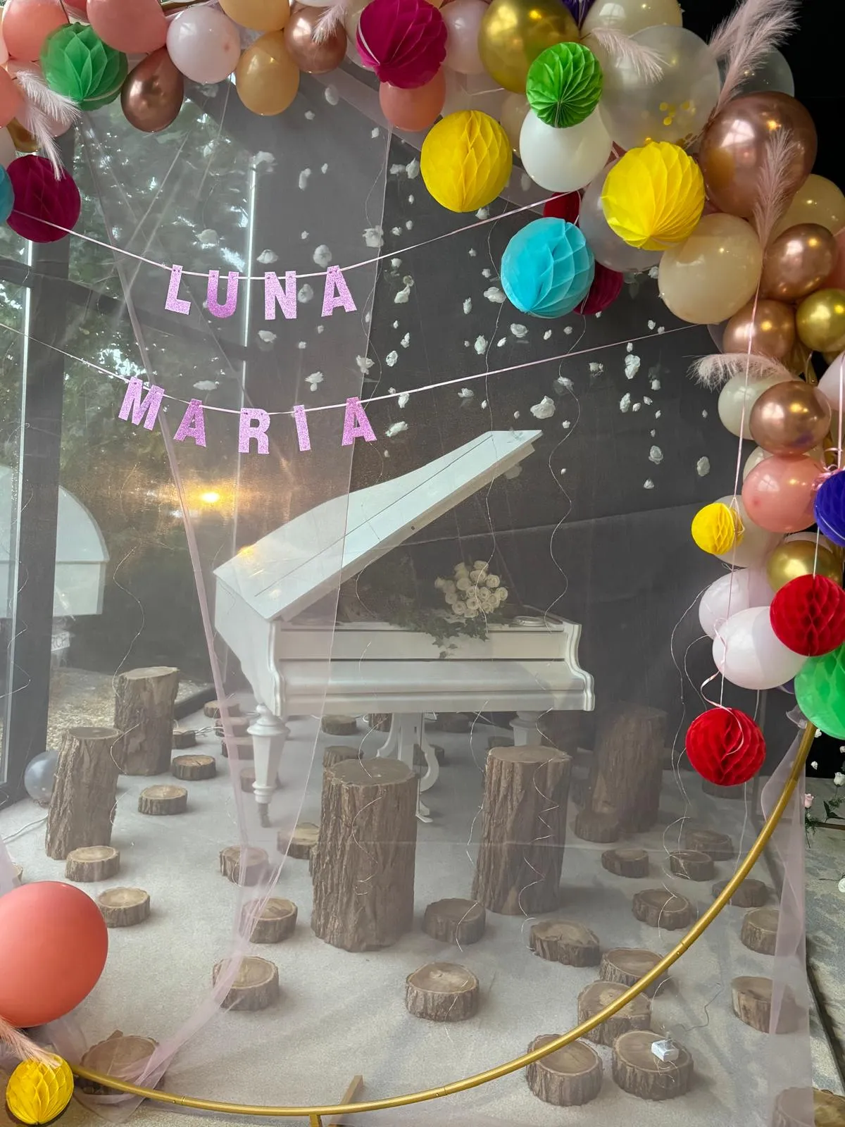 Fundal decorativ cu baloane și pian alb, pregătit pentru ședința foto la un botez